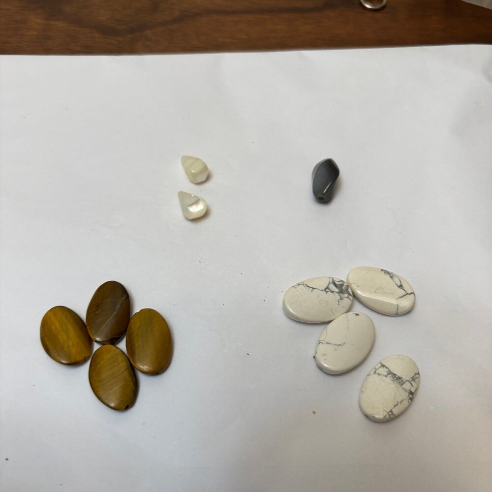 Lot of nicer beads in several colors and shapes for jewelry making